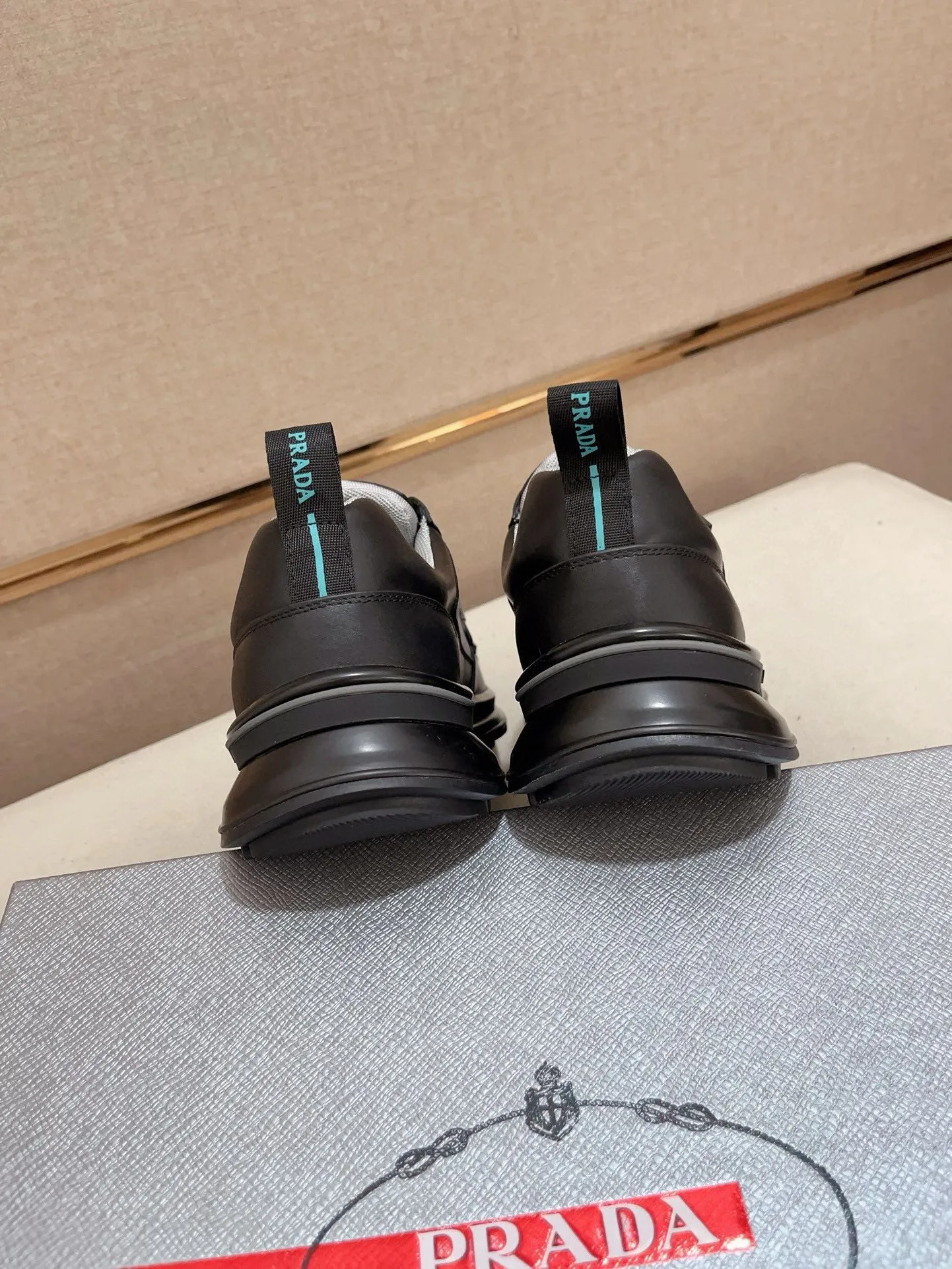 Factory price 620💰 ✔️✔️✔️Higher version High-quality new PRADA (Prada) counters are launched simultaneously. New men's shoes and 😘fabric are made of high-tech glue-spraying technology. Lining: Full cowhide lining. 👍🏿 High-end ☄️ air-cushion molded anti-slip rubber outsole, exquisite lines, simple and elegant, comfortable and high-end for leisure travel. Code number: 38 to 44 (45 is custom-made and cannot be returned or exchanged)